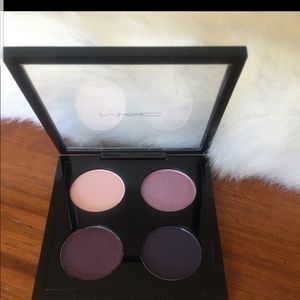 Mac . eyeshadow palette
